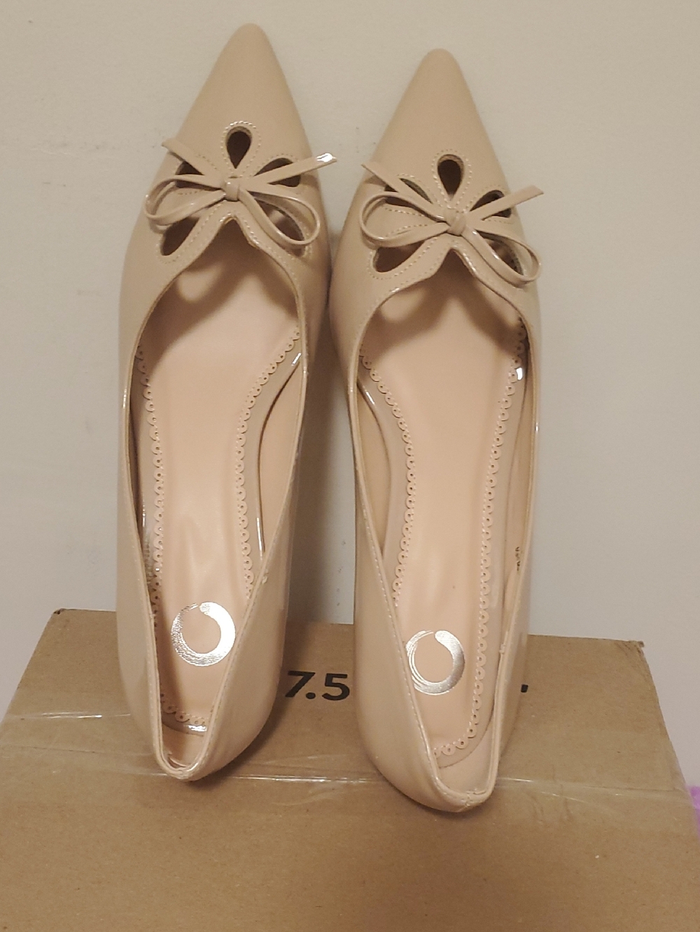 Hot Topic Beige Pointed-Toe Bow Flats - Women Shoes. Size 10